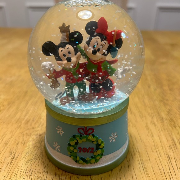 Disney Mickey and Minnie Mouse Snowglobe - Picture 4 of 4